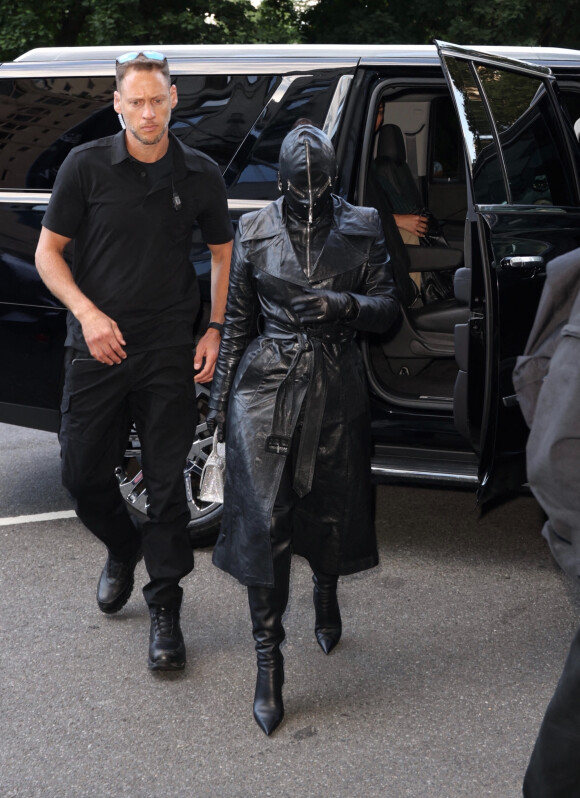 Kim Kardashian arrive à l'hôtel Ritz Carlton de New York couverte de cuir de la tête aux pieds le 11 septembre 2021