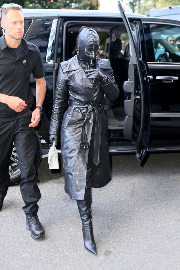 Kim Kardashian arrive à l'hôtel Ritz Carlton de New York couverte de cuir de la tête aux pieds le 11 septembre 2021.