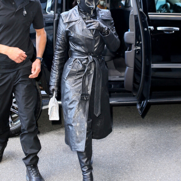 Kim Kardashian arrive à l'hôtel Ritz Carlton de New York couverte de cuir de la tête aux pieds le 11 septembre 2021.