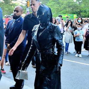 Kim Kardashian arrive à l'hôtel Ritz Carlton de New York couverte de cuir de la tête aux pieds le 11 septembre 2021.