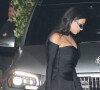 Exclusif - Kim Kardashian, habillée en noir de la tête aux pieds, sort de la soirée d'anniversaire de Jeff Leatham au Nobu à Malibu le 8 septembre 2021. Lorsqu'elle rejoint sa voiture, un enfant marche sur sa robe.