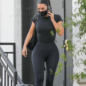Exclusif - Kim Kardashian quitte une clinique dermatologique et rejoint sa Lamborghini Urus, d'une valeur de 600.000 dollars, à Beverly Hills. Le 30 août 2021.