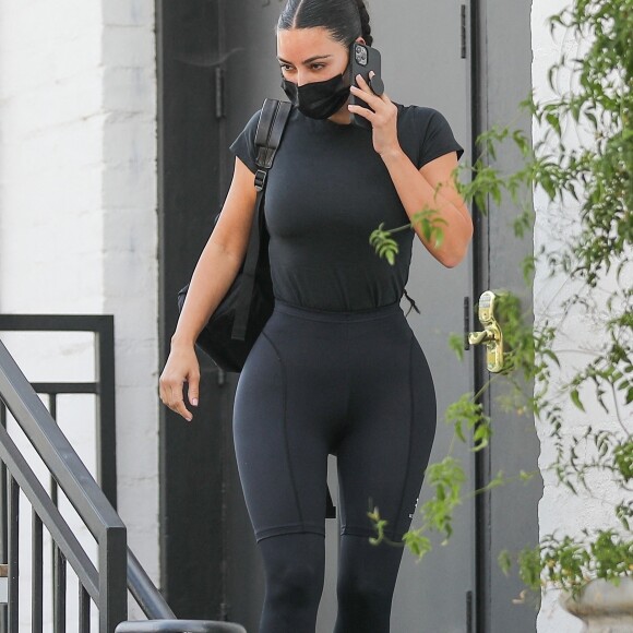 Exclusif - Kim Kardashian quitte une clinique dermatologique et rejoint sa Lamborghini Urus, d'une valeur de 600.000 dollars, à Beverly Hills. Le 30 août 2021.