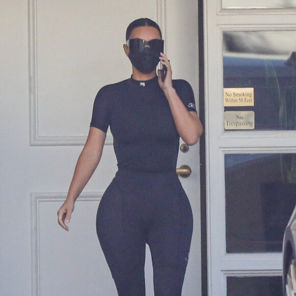 Exclusif - Kim Kardashian se rend à la Clinique dermatologique "Epione" pour se faire dorloter dans le quartier de Beverly Hills à Los Angeles, Californie, Etats-Unis, le 18 août 2021.