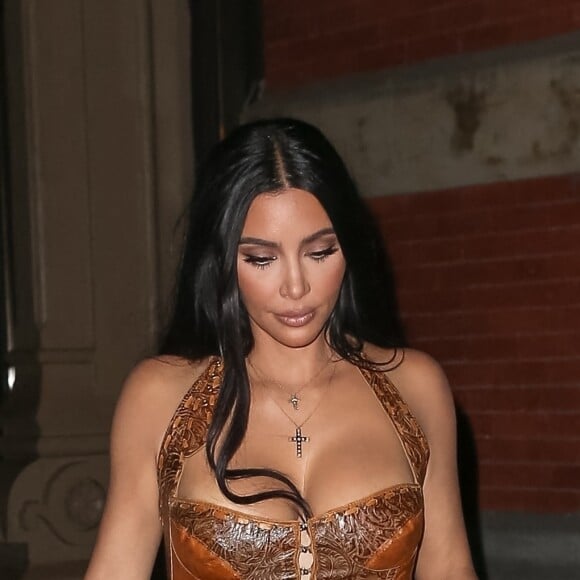 Exclusif - Kim Kardashian arrive au restaurant "Carbone" avec ses amis, La La Anthony, CMO of KKW Brands Tracy Romulus et Simon Huck à New York, le 15 juillet 2021.