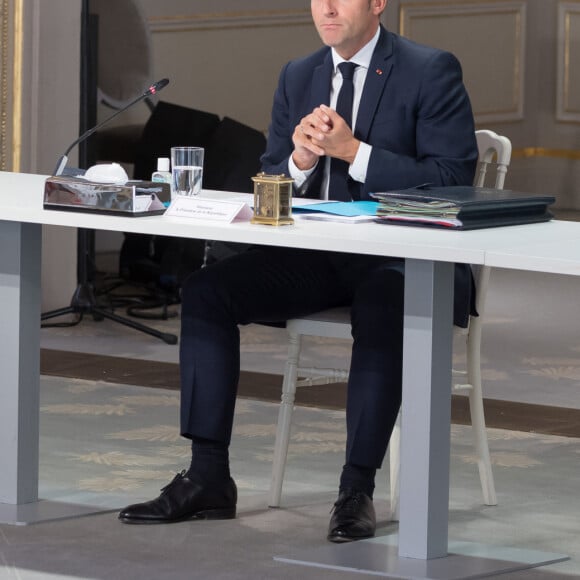 Le président de la république Emmanuel Macron tient une réunion avec les partenaires sociaux au Palais de l'Élysée le 24 juin 2020 - © Jacques Witt / Pool / Bestimage