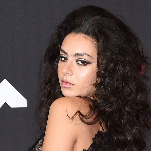 Charlie XCX assiste aux MTV Video Music Awards 2021 au Barclays Center. Brooklyn, New York, le 12 septembre 2021.