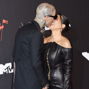 Kourtney Kardashian et Travis Barker assistent aux MTV Video Music Awards 2021 au Barclays Center. Brooklyn, New York.