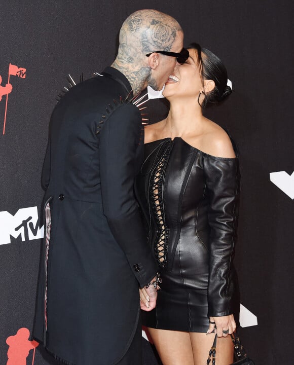 Kourtney Kardashian et Travis Barker assistent aux MTV Video Music Awards 2021 au Barclays Center. Brooklyn, New York.