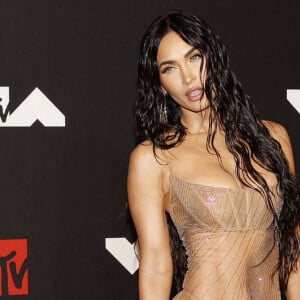 Megan Fox, habillée d'une robe Mugler (collection printemps-été 2021), assiste aux MTV Video Music Awards 2021 au Barclays Center. Brooklyn, New York, le 12 septembre 2021.