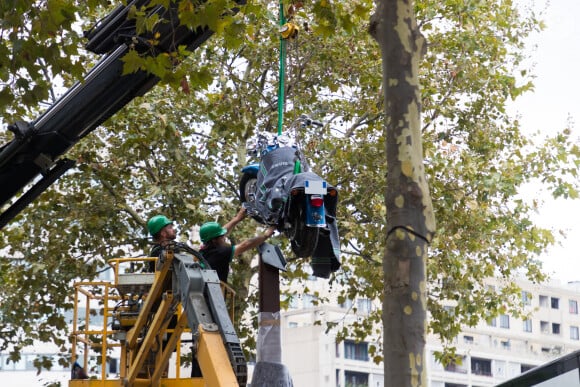 Exclusif - Installation de la statue en hommage à Johnny Hallyday sur la future esplanade Johnny Hallyday près de l'AccorHotels Arena à Paris. Le 9 septembre 2021. @ Tiziano Da Silva / Bestimage