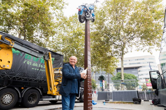 Exclusif - Installation de la statue en hommage à Johnny Hallyday sur la future esplanade Johnny Hallyday près de l'AccorHotels Arena à Paris. Le 9 septembre 2021. @ Tiziano Da Silva / Bestimage