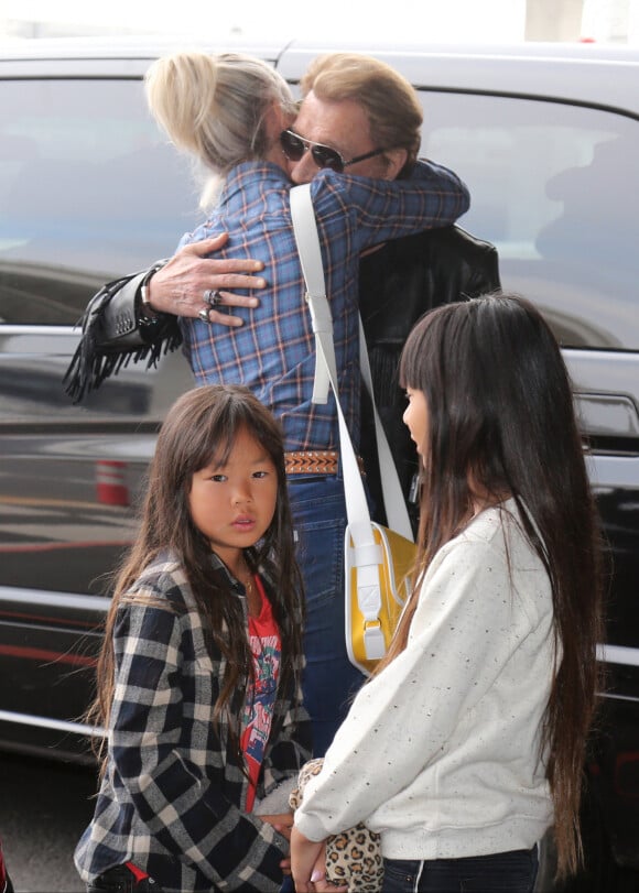 Johnny Hallyday avec sa femme Laeticia, leurs filles Jade et Joy et Elyette, la grand-mère de Laeticia, à l'aéroport Roissy Charles de Gaulle. Le 27 juillet 2016.