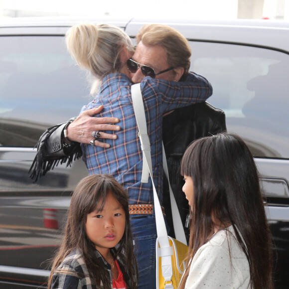 Johnny Hallyday avec sa femme Laeticia, leurs filles Jade et Joy et Elyette, la grand-mère de Laeticia, à l'aéroport Roissy Charles de Gaulle. Le 27 juillet 2016.
