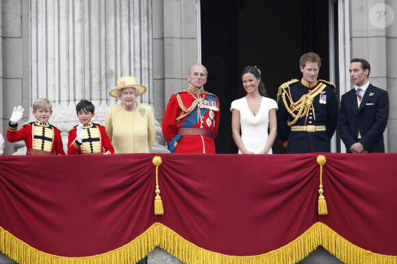 La reine Elisabeth II d'Angleterre, le prince Philip, duc d'Edimbourg, Pippa Middleton, le prince Harry et James Middleton - Mariage de Kate Middleton et du prince William d'Angleterre à Londres. Le 29 avril 2011