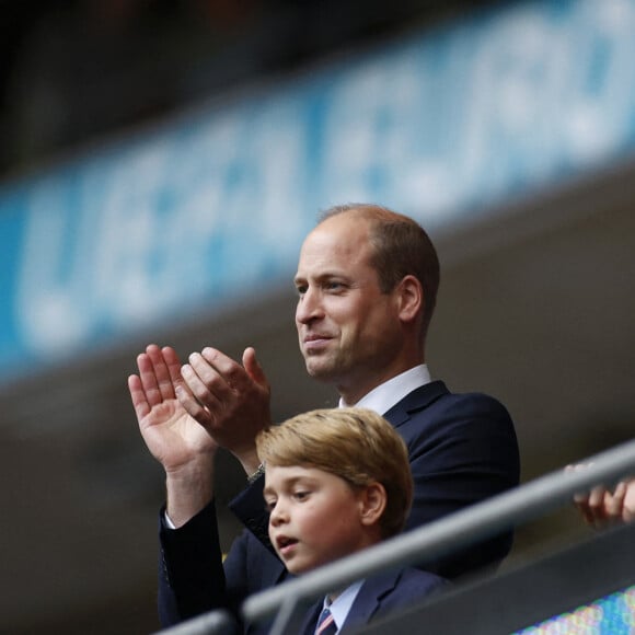 Le prince William, duc de Cambridge, Catherine (Kate) Middleton, duchesse de Cambridge, et leur fils le prince George de Cambridge dans les tribunes du huitième de finale de l'EURO 2020 opposant l'Angleterre et l'Allemagne au stade de Wembley à Londres, Royaume Uni, le 29 juin 2021.