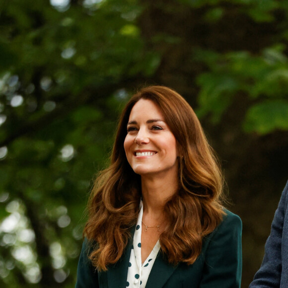 Le prince William, duc de Cambridge et Catherine (Kate) Middleton, duchesse de Cambridge, rencontrent des enfants d'Edzell Nursery lors de leur visite au parc Starbank à Édimbourg, Ecosse, Royaume Uni, le 27 mai 2021, pour découvrir comment "Fields in Trust" contribue à la protection des espaces verts de la ville.