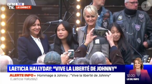 Anne Hidalgo, auprès de Laeticia Hallyday et ses filles, lors de l'inauguration d'une place Johnny Hallyday à Bercy, le 14 septembre 2021.