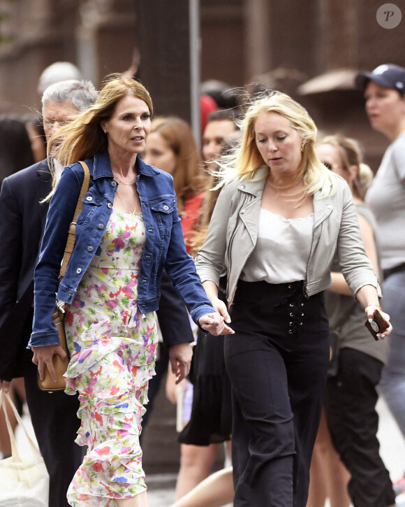 India Oxenberg et sa mère Catherine Oxenberg vont déjeuner au restaurant Polo Lounge quelques heures après leur arrivée au Tribunal Fédéral de Brooklyn, pour témoigner dans l'affaire de la secte NXIVM, dont India faisait partie en tant qu'esclave sexuel. New York City, le 18 juin 2019 