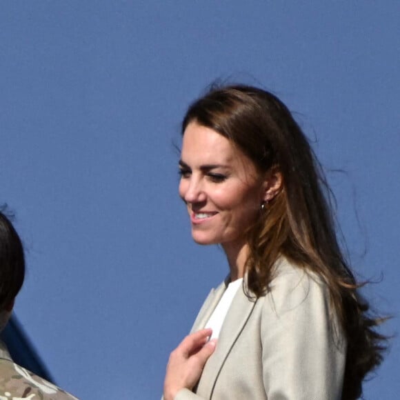 Catherine (Kate) Middleton, duchesse de Cambridge, visite la RAF Brize Norton, pour rencontrer des militaires et des civils qui ont aidé à évacuer les Afghans de leur pays, à Oxflord, Royaume Uni, le 15 septembre 2021.