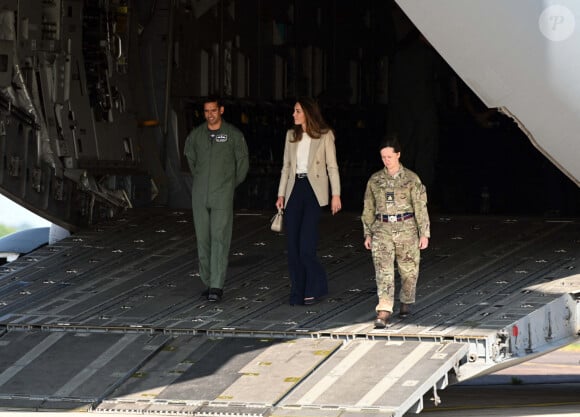 Catherine (Kate) Middleton, duchesse de Cambridge, visite la RAF Brize Norton, pour rencontrer des militaires et des civils qui ont aidé à évacuer les Afghans de leur pays, à Oxflord, Royaume Uni, le 15 septembre 2021.
