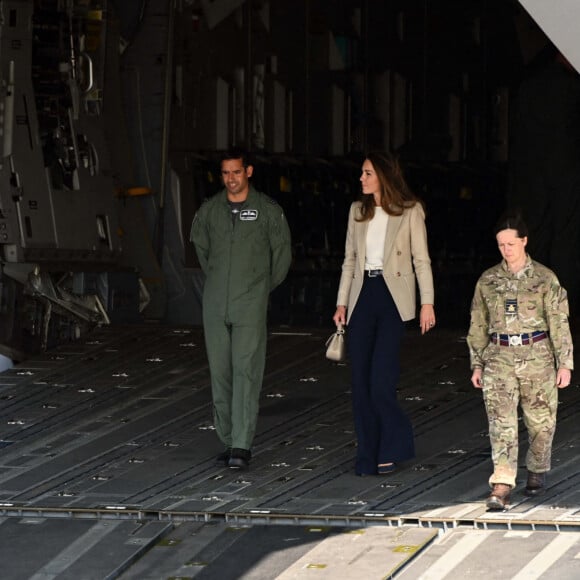 Catherine (Kate) Middleton, duchesse de Cambridge, visite la RAF Brize Norton, pour rencontrer des militaires et des civils qui ont aidé à évacuer les Afghans de leur pays, à Oxflord, Royaume Uni, le 15 septembre 2021.