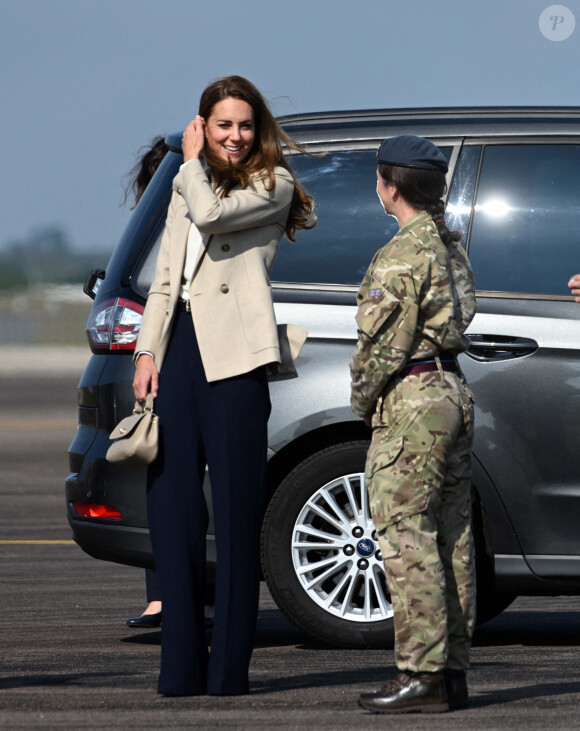 Catherine (Kate) Middleton, duchesse de Cambridge, visite la RAF Brize Norton, pour rencontrer des militaires et des civils qui ont aidé à évacuer les Afghans de leur pays, à Oxflord, Royaume Uni.