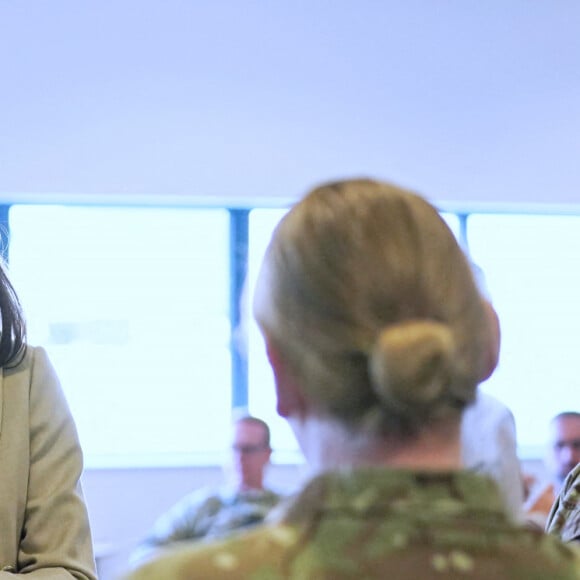 Catherine (Kate) Middleton, duchesse de Cambridge, visite la RAF Brize Norton, pour rencontrer des militaires et des civils qui ont aidé à évacuer les Afghans de leur pays, à Oxflord, Royaume Uni, le 15 septembre 2021.