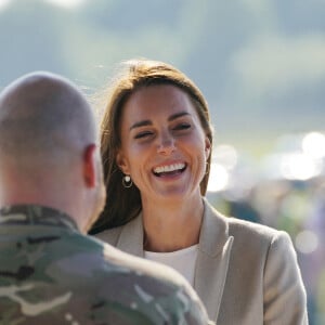 Catherine (Kate) Middleton, duchesse de Cambridge, visite la RAF Brize Norton, pour rencontrer des militaires et des civils qui ont aidé à évacuer les Afghans de leur pays, à Oxflord, Royaume Uni, le 15 septembre 2021.