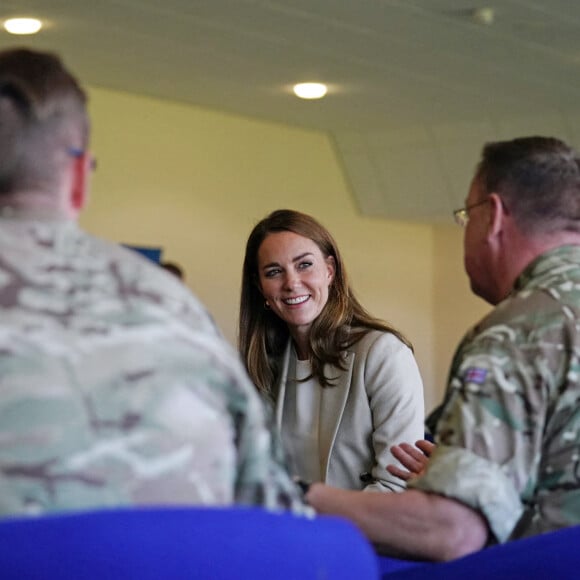 Catherine (Kate) Middleton, duchesse de Cambridge, visite la RAF Brize Norton, pour rencontrer des militaires et des civils qui ont aidé à évacuer les Afghans de leur pays, à Oxflord, Royaume Uni, le 15 septembre 2021.