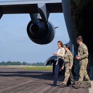 Catherine (Kate) Middleton, duchesse de Cambridge, visite la RAF Brize Norton, pour rencontrer des militaires et des civils qui ont aidé à évacuer les Afghans de leur pays, à Oxflord, Royaume Uni, le 15 septembre 2021.