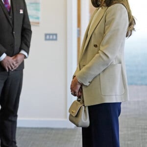 Catherine (Kate) Middleton, duchesse de Cambridge, visite la RAF Brize Norton, pour rencontrer des militaires et des civils qui ont aidé à évacuer les Afghans de leur pays, à Oxflord, Royaume Uni, le 15 septembre 2021.