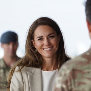 Catherine (Kate) Middleton, duchesse de Cambridge, visite la RAF Brize Norton, pour rencontrer des militaires et des civils qui ont aidé à évacuer les Afghans de leur pays, à Oxflord, Royaume Uni, le 15 septembre 2021.