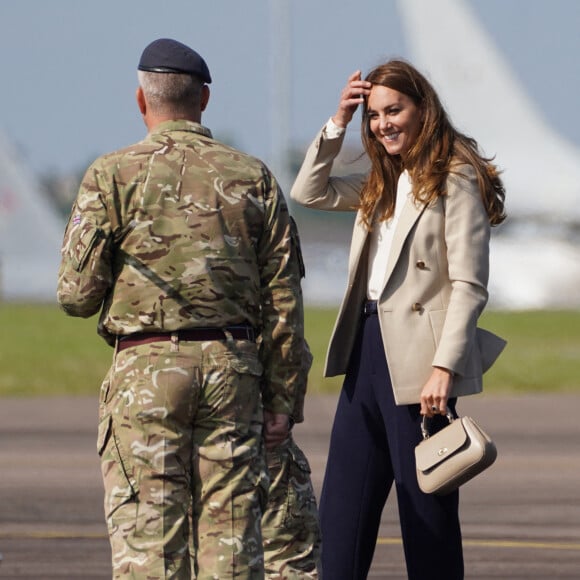 Catherine (Kate) Middleton, duchesse de Cambridge, visite la RAF Brize Norton, pour rencontrer des militaires et des civils qui ont aidé à évacuer les Afghans de leur pays, à Oxflord, Royaume Uni, le 15 septembre 2021.