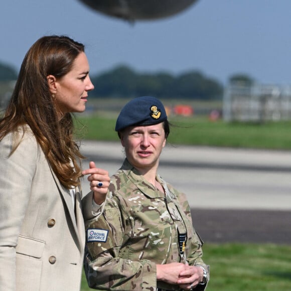 Catherine (Kate) Middleton, duchesse de Cambridge, visite la RAF Brize Norton, pour rencontrer des militaires et des civils qui ont aidé à évacuer les Afghans de leur pays, à Oxflord, Royaume Uni, le 15 septembre 2021.