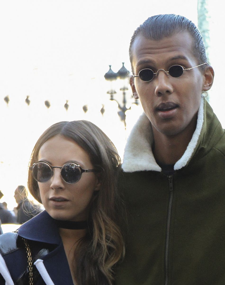 Le chanteur Stromae et sa femme Coralie Barbier quittent leur hôtel pour se rendre au défilé de mode "Louis Vuitton" collection prêt-à-porter Printemps-Eté 2017 lors de la Fashion Week de Paris, place Vendôme à Paris, France, le 5 octobre 2016. © Agence/Bestimage