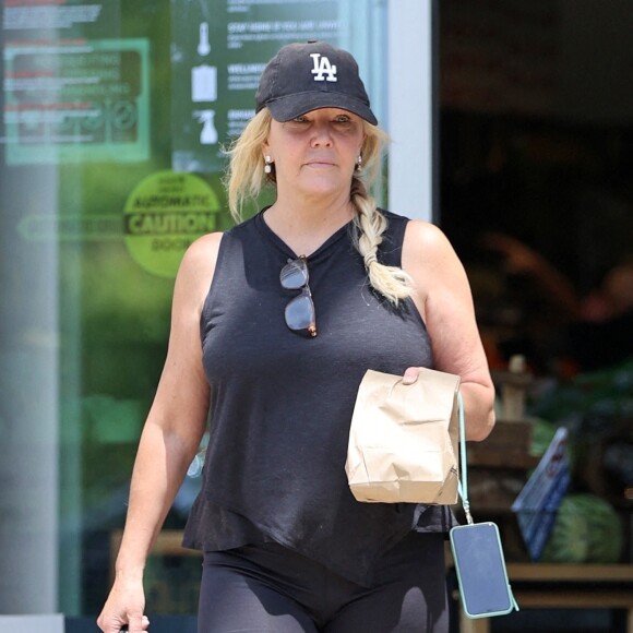 Exclusif - Heather Locklear fait le plein d'essence de sa Porsche à Los Angeles, le 18 juin 2021.