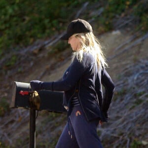 Exclusif - Heather Locklear quitte la maison d'un ami à Los Angeles. Le 14 décembre 2020.