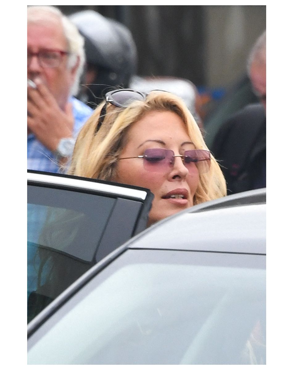 Exclusif - Loana Petrucciani quitte l'aérogare d'Orly Ouest puis monte dans un taxi le 13 septembre 2018.