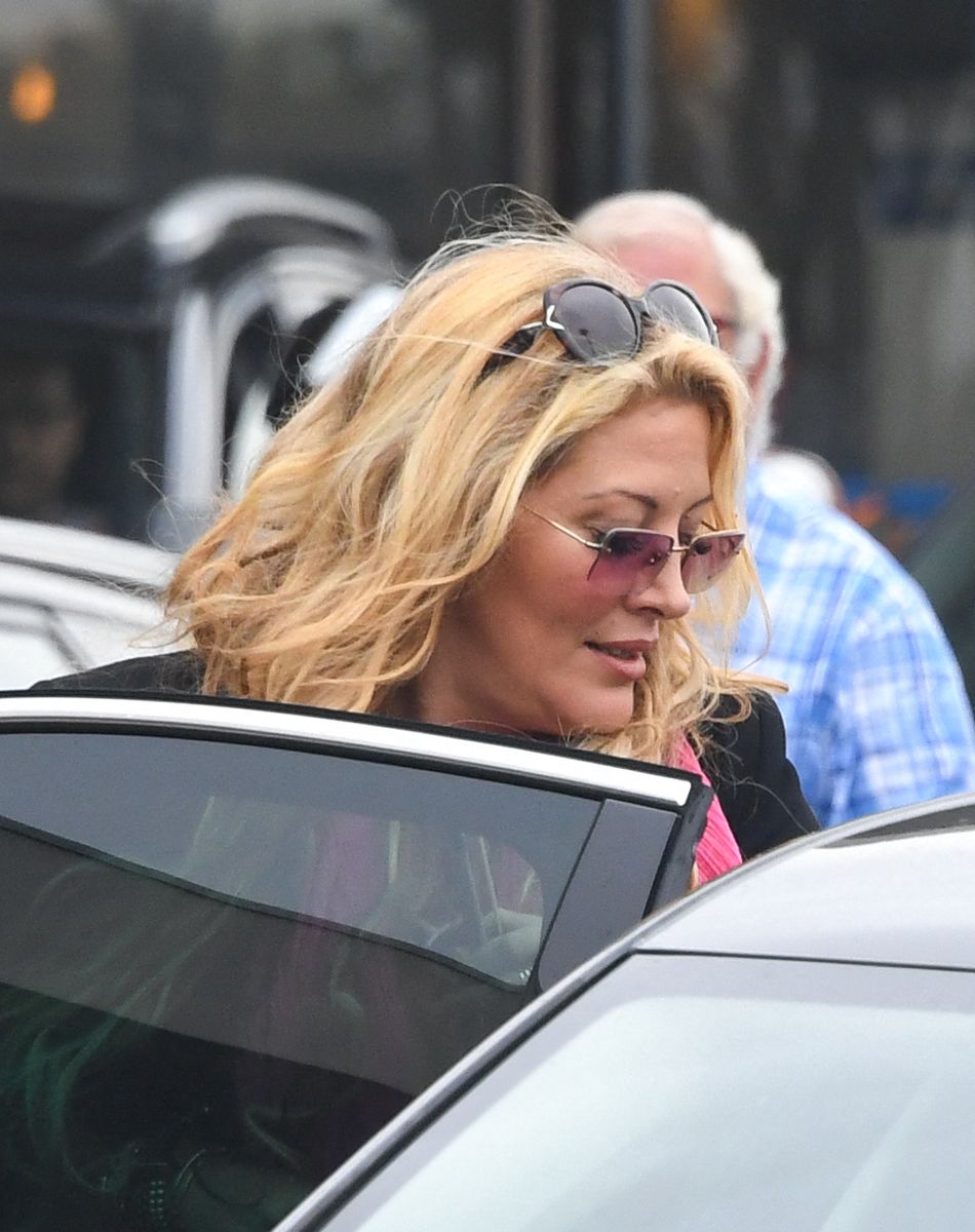 Exclusif - Loana Petrucciani quitte l'aérogare d'Orly Ouest puis monte dans un taxi, il y a deux ans.