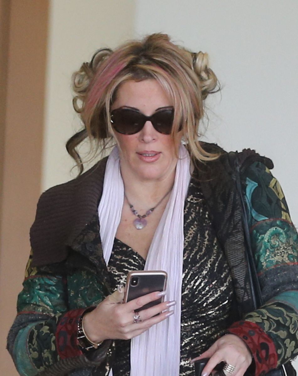 Exclusif - Loana Petrucciani très amincie, prend l'avion à Orly en toute discrétion pour rejoindre l'émission de téléréalité "La Villa des Coeurs Brisés 4" en République Dominicaine à Punta Cana le 23 mars 2018.