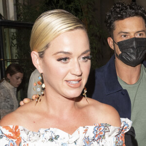 Katy Perry et son fiancé Orlando Bloom à la sortie du restaurant "Le Grand Véfour" à Paris, le 7 juillet 2021.