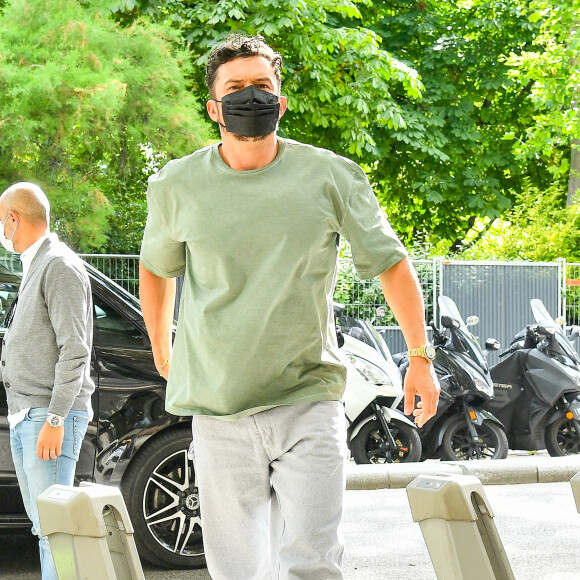 Katy Perry et son fiancé Orlando Bloom font du shopping chez Acne Studios et The Broken Arm avec des membres de leurs familles à Paris, France, le 7 juillet 2021.