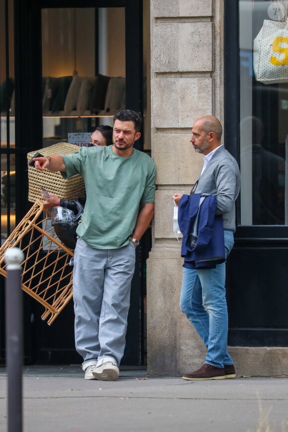 Katy Perry et son fiancé Orlando Bloom font du shopping chez Acne Studios et The Broken Arm avec des membres de leurs familles à Paris, France, le 7 juillet 2021.