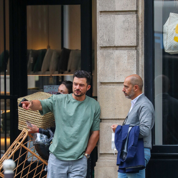 Katy Perry et son fiancé Orlando Bloom font du shopping chez Acne Studios et The Broken Arm avec des membres de leurs familles à Paris, France, le 7 juillet 2021.