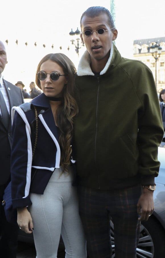 Le chanteur Stromae et sa femme Coralie Barbier quittent leur hôtel pour se rendre au défilé de mode "Louis Vuitton" collection prêt-à-porter Printemps-Eté 2017 lors de la Fashion Week de Paris, place Vendôme à Paris, France, le 5 octobre 2016. © Agence/Bestimage