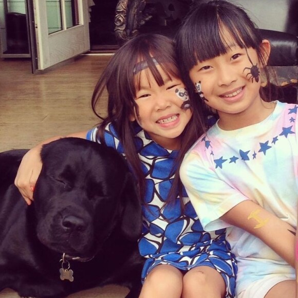 Jade et Joy Hallyday - Laeticia Hallyday rend hommage à son chien Santos, mort le 19 septembre 2021.