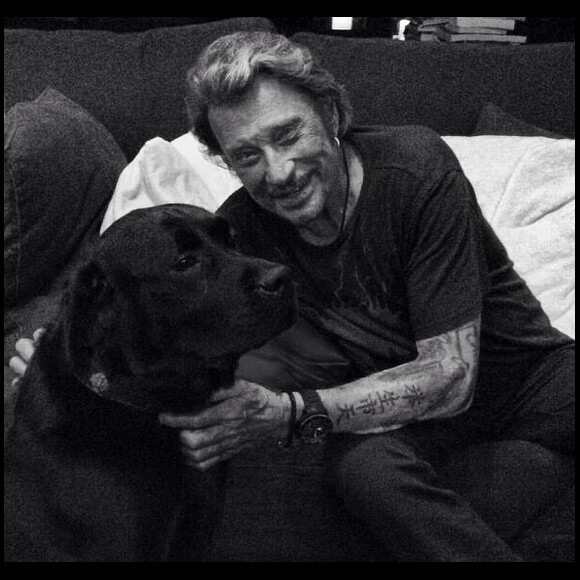 Johnny Hallyday - Laeticia Hallyday rend hommage à son chien Santos, mort le 19 septembre 2021.