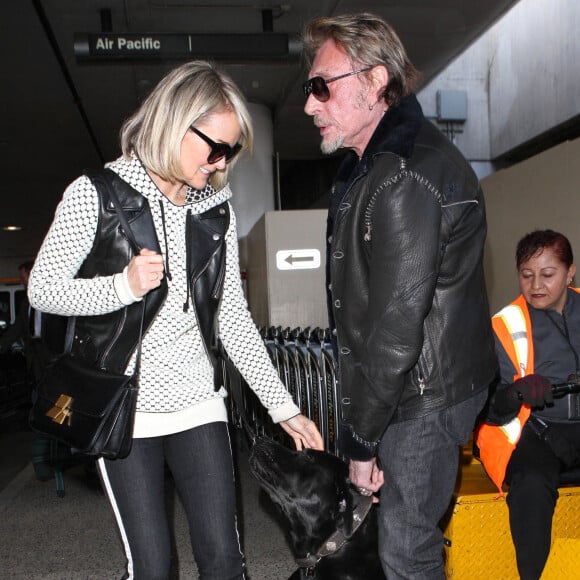 Johnny Hallyday, Laeticia et leurs filles Jade et Joy arrivent à l'aéroport de Los Angeles avec leur chien Santos. Le 10 fevrier 2013.