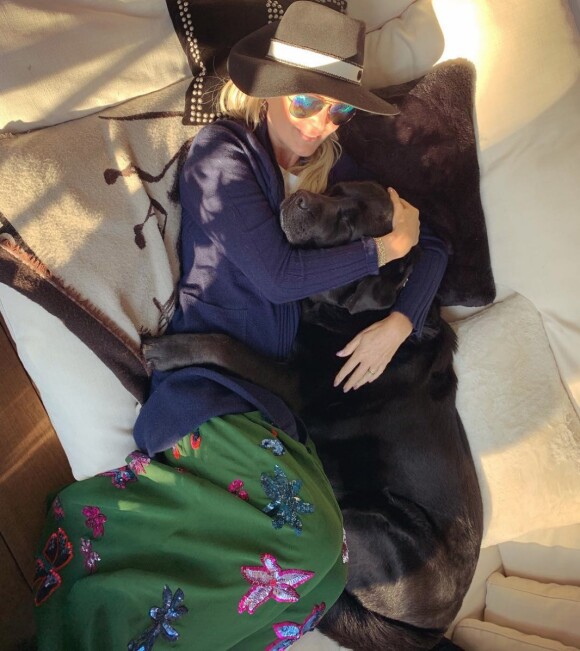 Laeticia Hallyday et son chien Santos sur Instagram.